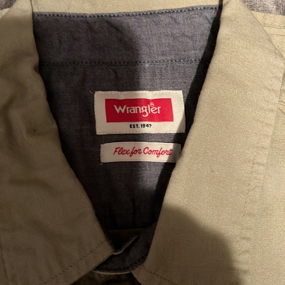 Wrangler short sleeve button up shirts (pair) - Picture 4 of 5